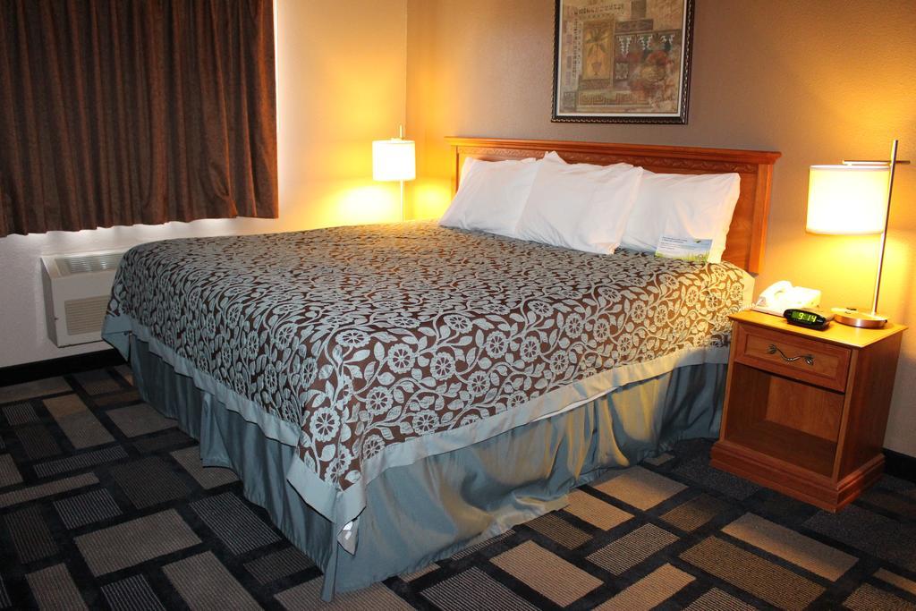 Days Inn By Wyndham ווטרטאון חדר תמונה