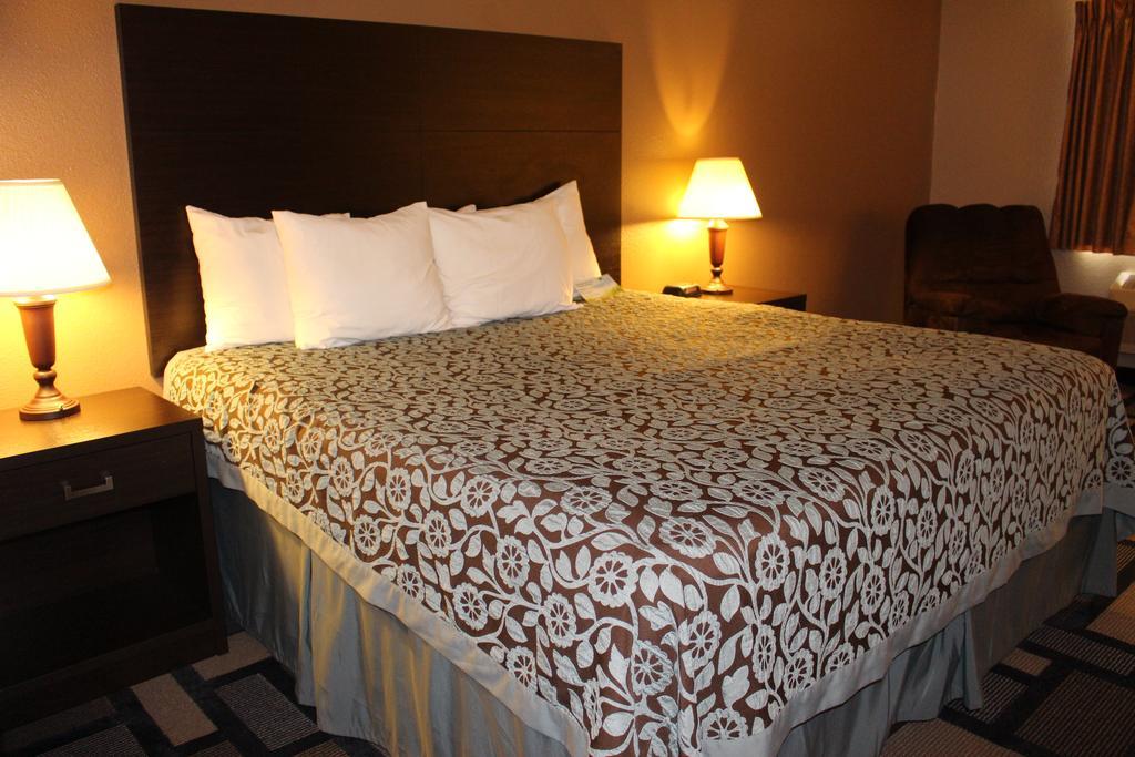 Days Inn By Wyndham ווטרטאון חדר תמונה