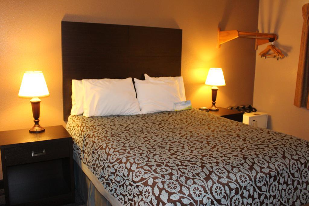 Days Inn By Wyndham ווטרטאון חדר תמונה