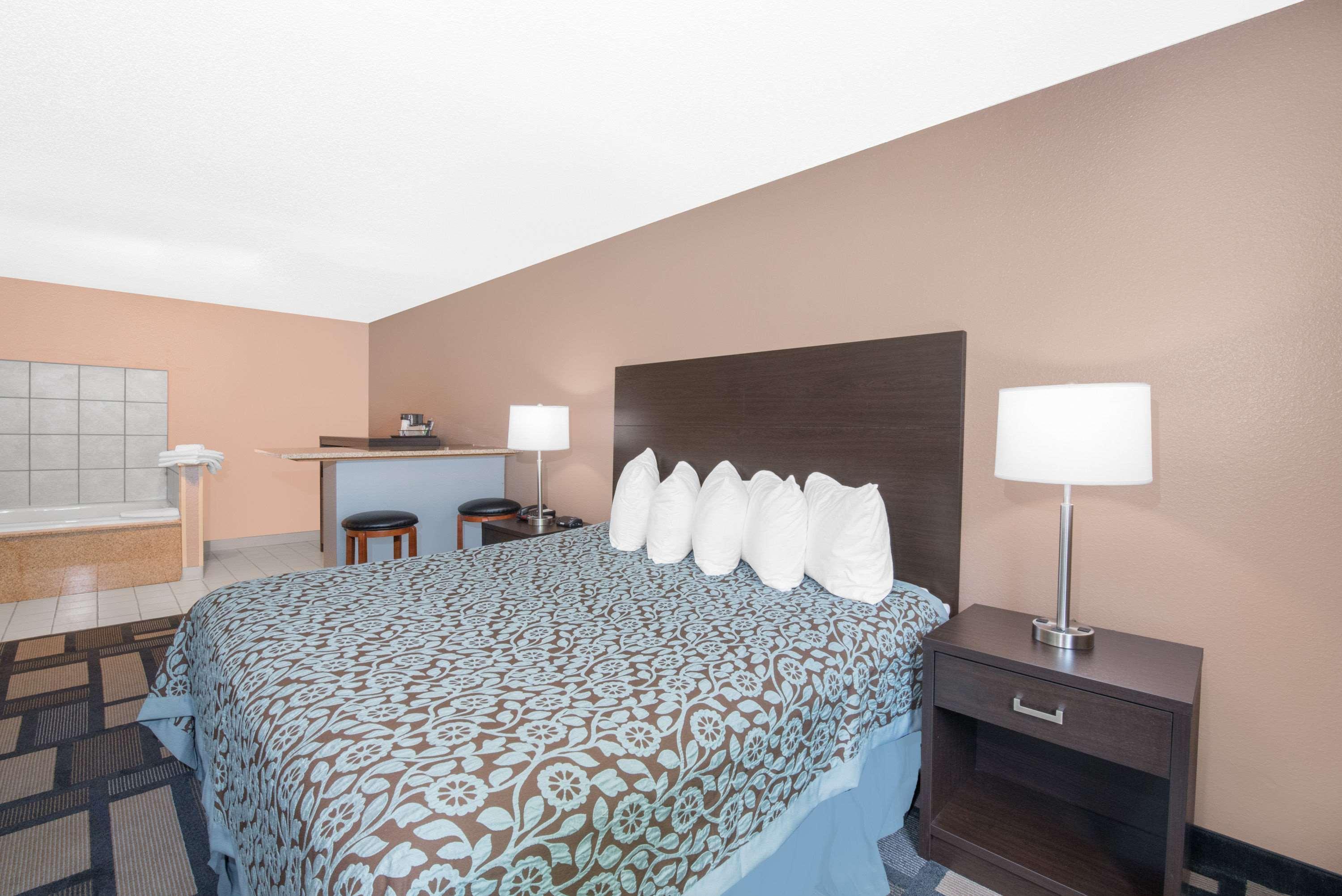 Days Inn By Wyndham ווטרטאון מראה חיצוני תמונה