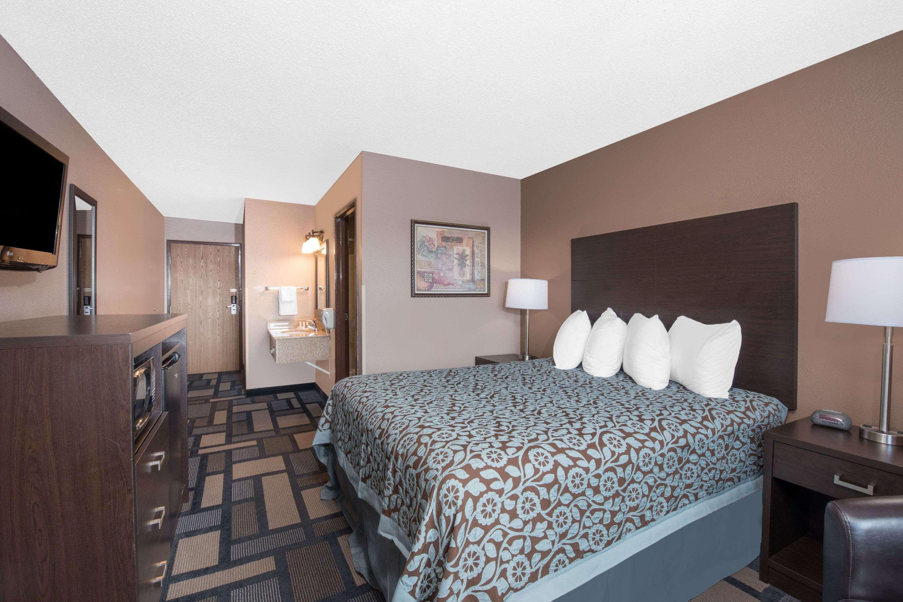 Days Inn By Wyndham ווטרטאון מראה חיצוני תמונה